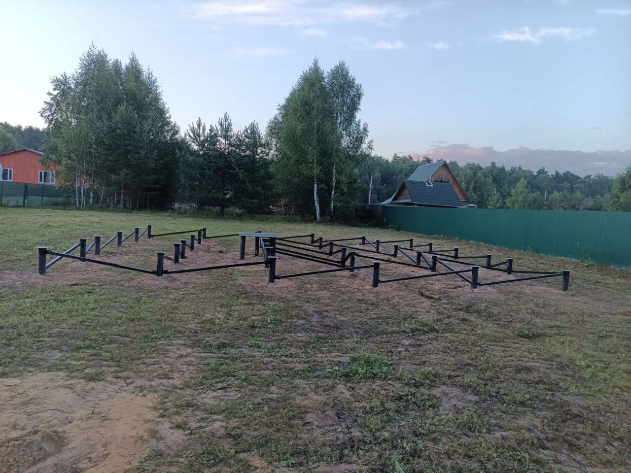 Сварной металлический ростверк на сваях: контур дома с внутренними перегородками и укосинами